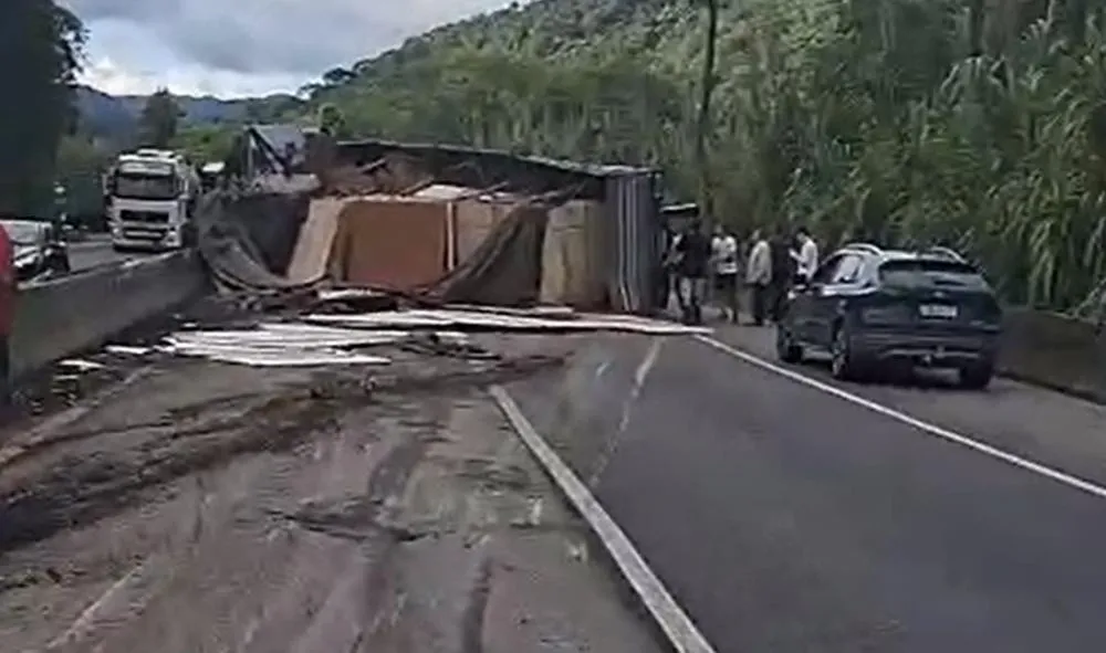 Tombamento de carreta interdita pista norte da Régis Bittencourt, no Vale do Ribeira