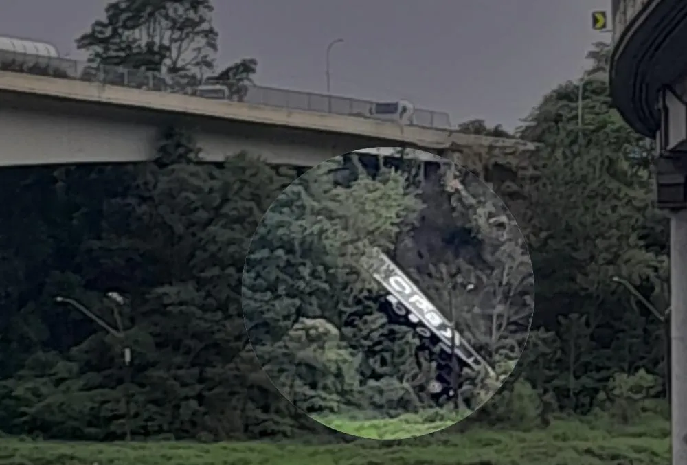 Carreta cai de ponte na Régis Bittencourt em Campina Grande do Sul/PR