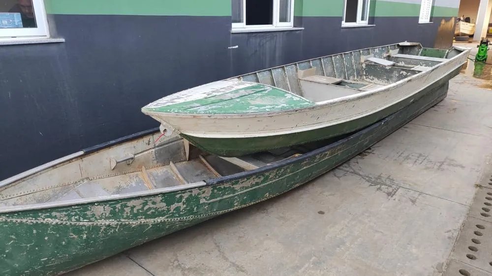 Polícia Militar Ambiental doa barcos e motores apreendidos para aldeia indígena em Cananéia