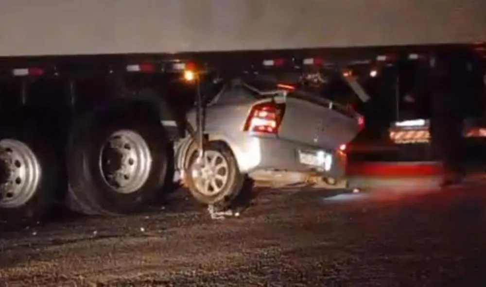 Acidente entre caminhão e carro deixa uma pessoa morta na Régis Bittencourt, em Campina Grande do Sul 