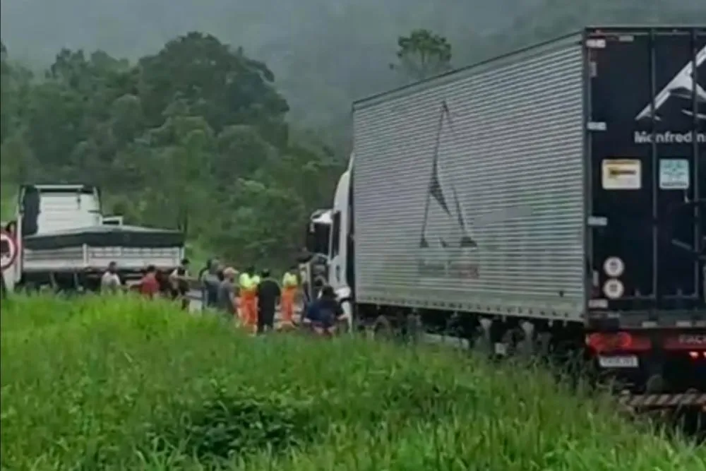 ENGAVETAMENTO COM SETE VEÍCULOS BLOQUEIA RÉGIS