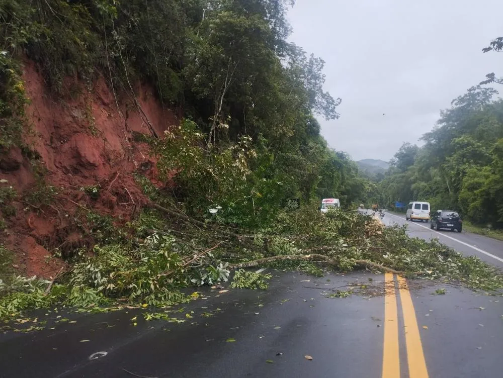 DESLIZAMENTO INTERDITA TRECHO DA SP-055 EM ITARIRI