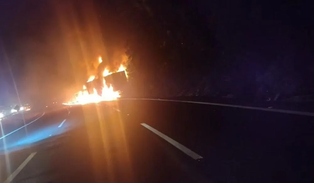 INCÊNDIO EM CARRETA INTERDITA RÉGIS BITTENCOURT E GERA TENTATIVA DE SAQUE EM MIRACATU