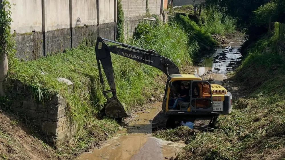 DESASSOREAMENTO DOS RIOS TURVO E PARIQUERA COMEÇA