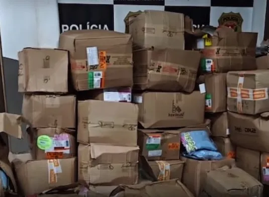 CAMINHÃO PEGA FOGO NA RÉGIS BITTENCOURT E CARGA É ALVO DE SAQUE