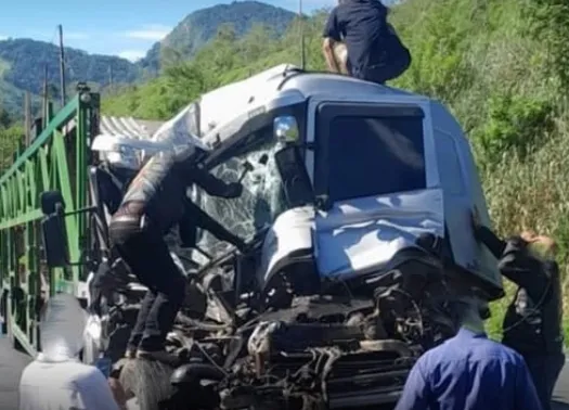 COLISÃO ENTRE CAMINHÕES DEIXA FERIDO NA RÉGIS BITTENCOURT, EM CAJATI