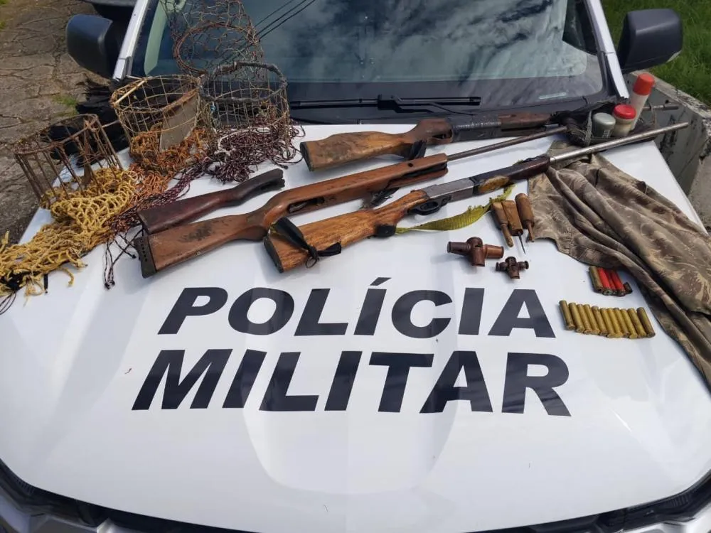 POLÍCIA AMBIENTAL APREENDE ARMAS E MATERIAL DE CAÇA EM ELDORADO