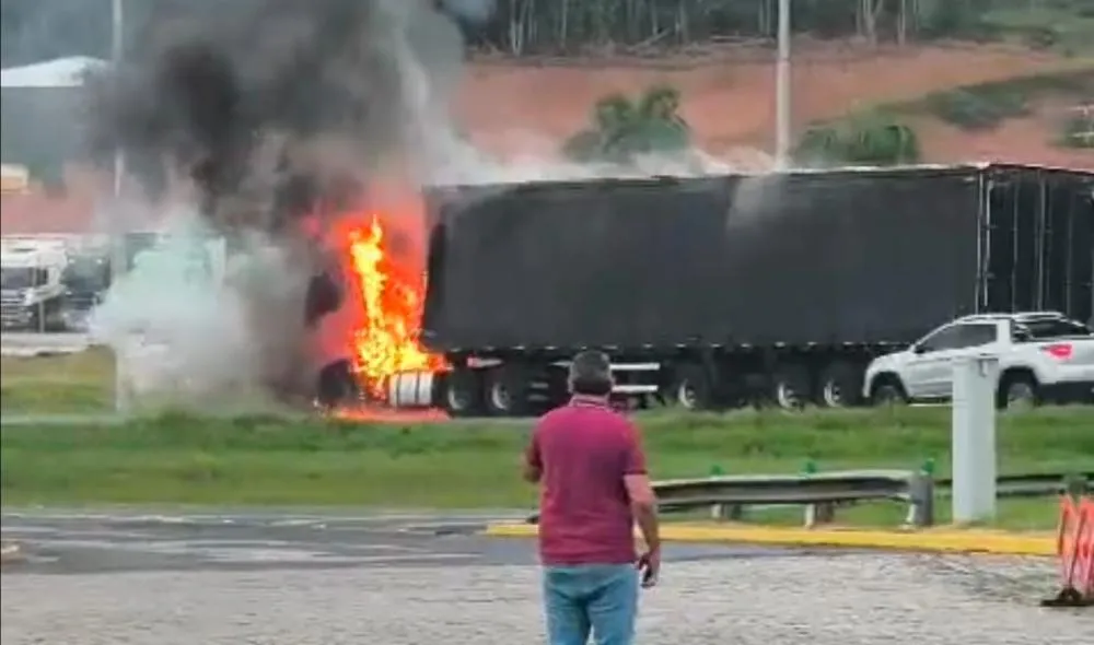 CARRETA PEGA FOGO E INTERDITA RÉGIS BITTENCOURT EM JACUPIRANGA