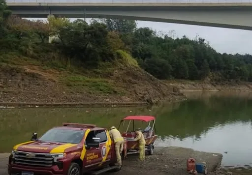 CAMINHÃO CAI EM REPRESA NA RÉGIS BITTENCOURT E DEIXA DOIS MORTOS