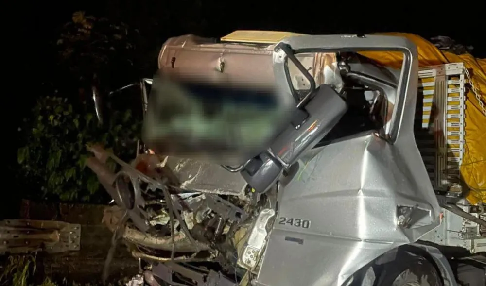COLISÃO ENTRE CAMINHÕES DEIXA UM MORTO NA RÉGIS BITTENCOURT EM CAJATI