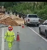 CARRETA TOMBA NA RÉGIS BITTENCOURT E CAUSA 18 KM DE CONGESTIONAMENTO
