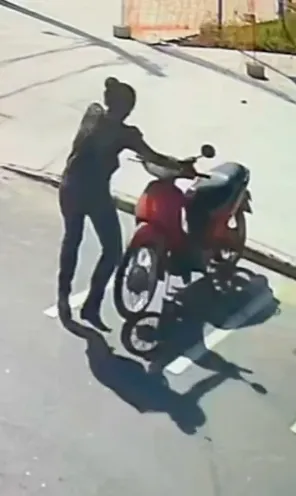 MULHER É DETIDA APÓS DANIFICAR VEÍCULOS NO CENTRO DE REGISTRO