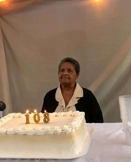 MORADORA MAIS ANTIGA DE CANANÉIA COMPLETA 108 ANOS E RECEBE HOMENAGENS