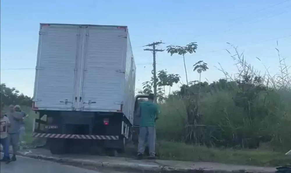 COLISÃO ENTRE CAMINHÃO E CARRO DEIXA UMA VÍTIMA FATAL NA SP-193 EM JACUPIRANGA