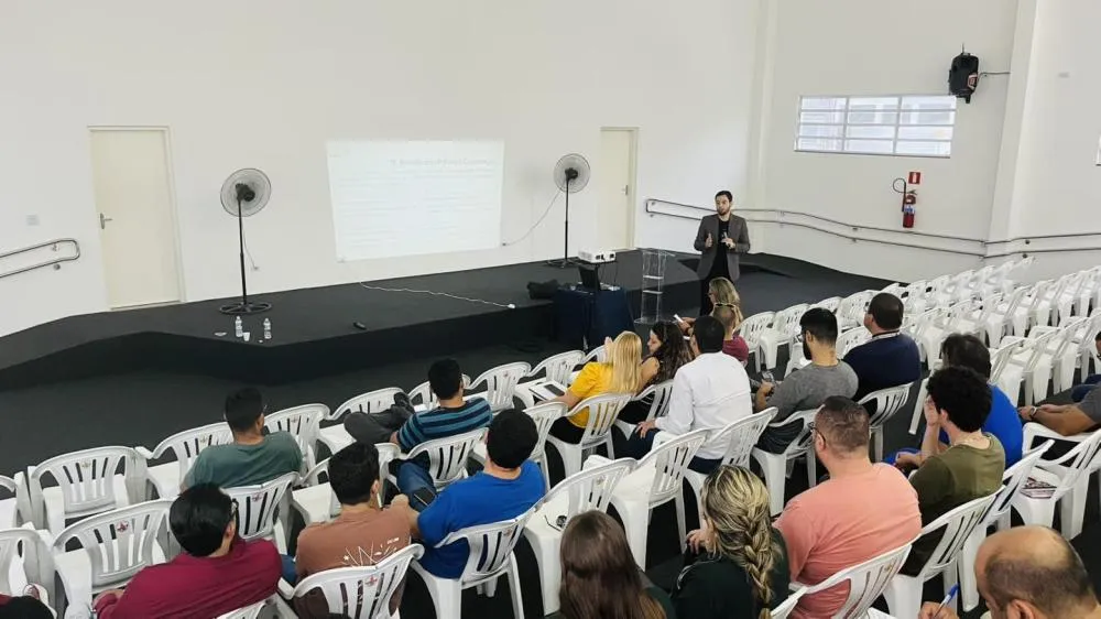 PREFEITURA DE PARIQUERA-AÇU PROMOVE CURSO SOBRE COMPRAS E LICITAÇÕES PARA SERVIDORES