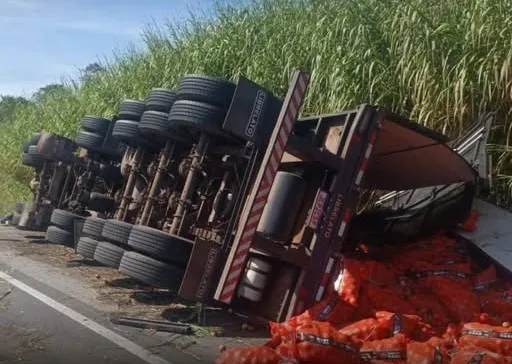 CARRETA CARREGADA COM CEBOLAS TOMBA NA RÉGIS BITTENCOURT EM REGISTRO E DEIXA TRÊS FERIDOS