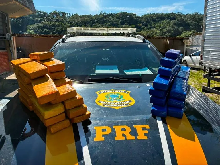 PRF APREENDE MAIS DE 53 KG DE DROGAS NA RÉGIS BITTENCOURT; AGENTE FICA FERIDO DURANTE PRISÃO