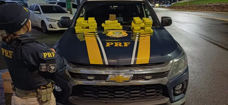 PRF APREENDE MAIS DE 15 QUILOS DE MACONHA EM CARRO ALUGADO NA RÉGIS BITTENCOURT