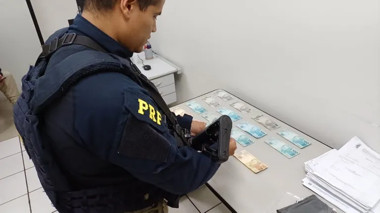 PRF APREENDE R$ 16 MIL ESCONDIDOS EM COMPARTIMENTO OCULTO NA RÉGIS BITTENCOURT