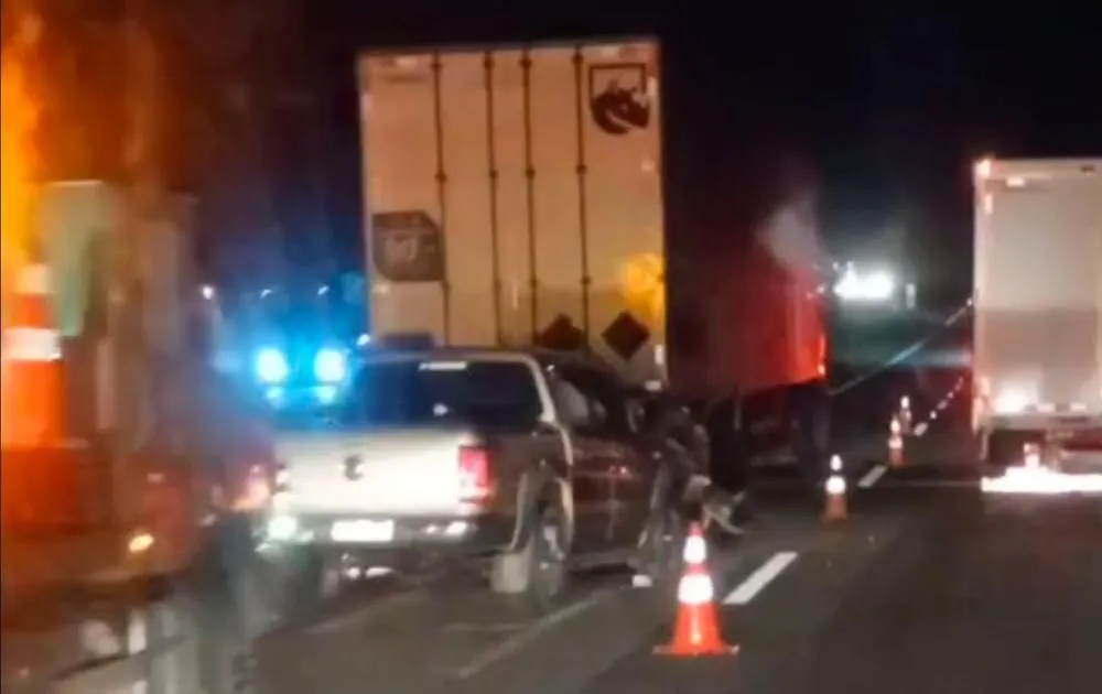 ENGAVETAMENTO DEIXA DOIS FERIDOS E CAUSA 14 KM DE CONGESTIONAMENTO NA RÉGIS BITTENCOURT