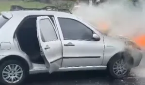 CARRO PEGA FOGO NA AVENIDA BEIRA MAR EM ILHA COMPRIDA