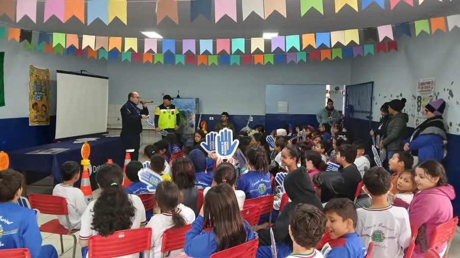 EDUCAÇÃO PARA O TRÂNSITO É TEMA DE PALESTRA EM ESCOLA MUNICIPAL