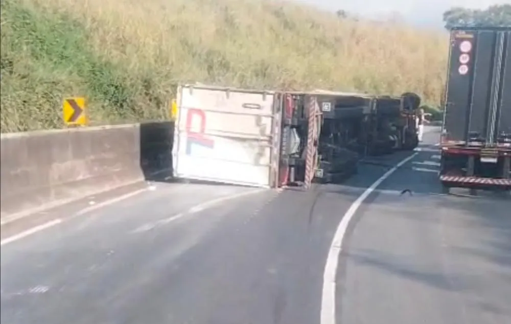 TOMBAMENTO DE CARRETA INTERDITA FAIXA E CAUSA LENTIDÃO NA RÉGIS BITTENCOURT, EM CAJATI
