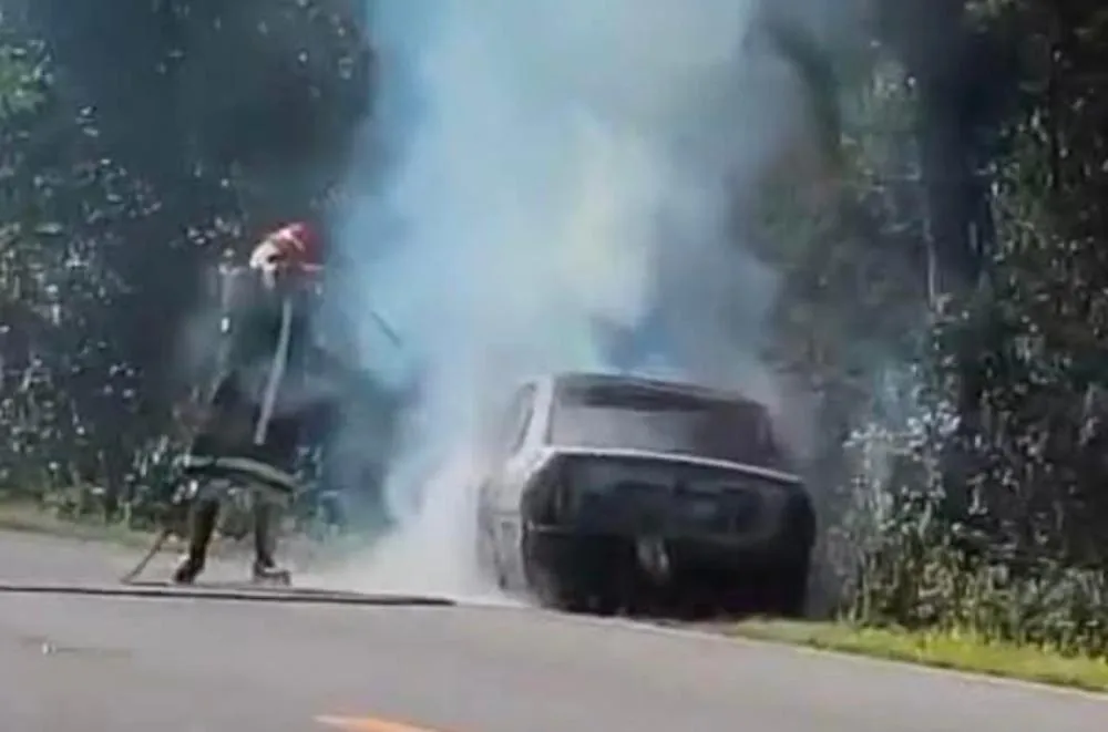 CARRO PEGA FOGO E INTERDITA TEMPORARIAMENTE A SP-222, EM IGUAPE
