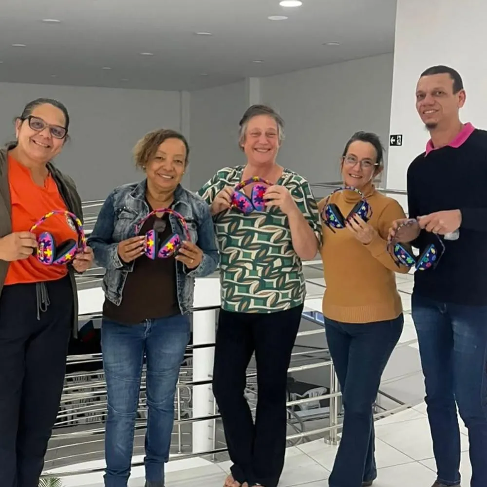 SECRETARIA DE EDUCAÇÃO ENTREGA ABAFADORES A ESTUDANTES COM TEA