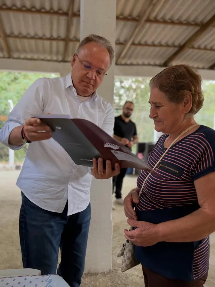 REGISTRO ENTREGA TÍTULOS DE REGULARIZAÇÃO FUNDIÁRIA NO JARDIM VITÓRIA