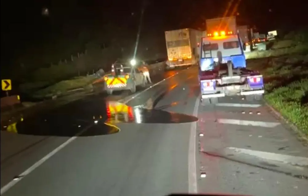 ENGAVETAMENTO COM CARGA PERIGOSA INTERDITA BR-116 EM BARRA DO TURVO