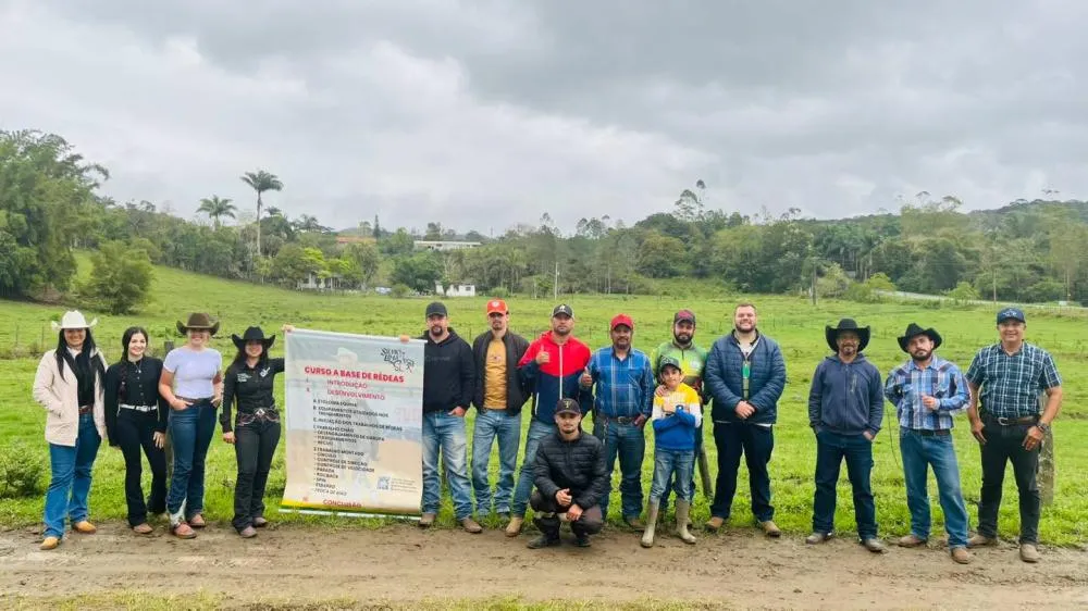 CURSO DE RÉDEAS CAPACITA PARTICIPANTES EM PARIQUERA-AÇU